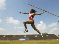 开云体育入口-英国田径明星凯特琳·快乐享受跑步，散发能量