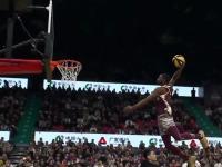 开云体育官方网站-精妙之举：篮球比赛球员技艺纯熟，赛场精彩