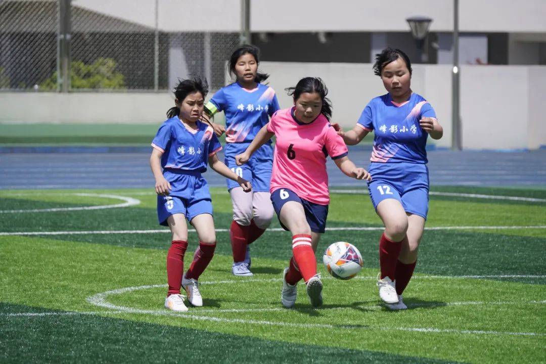 芬兰女足小将赛场上表现出色