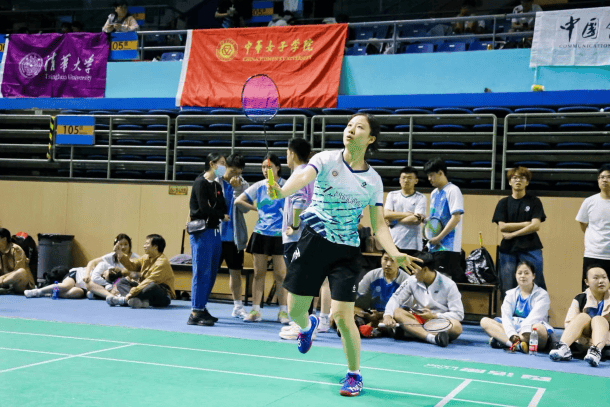 北欧羽毛球选手全力以赴，获得胜利