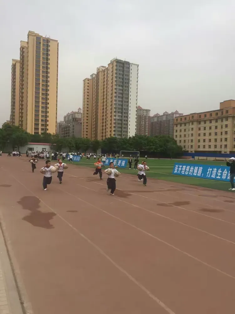 自行车速度飞快，一路领先拼尽全力的简单介绍