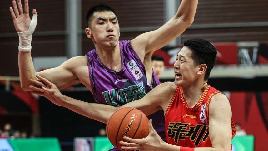 包含内线球员篮板球抢得多攻防两端发威的词条