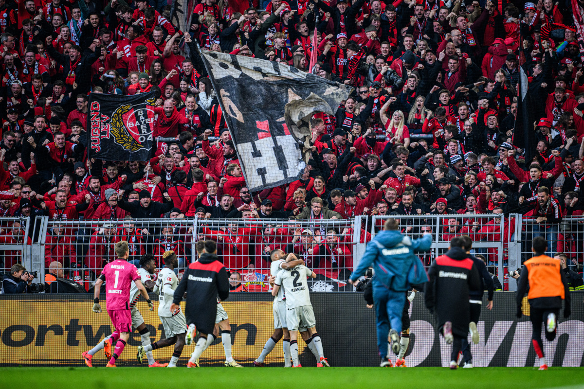 利物浦主场气氛火爆,球迷狂热助威 利物浦主场气氛火爆,球迷狂热助威