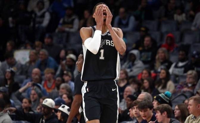 马刺关键时刻逆袭,取得胜利 马刺关键时刻逆袭,取得胜利