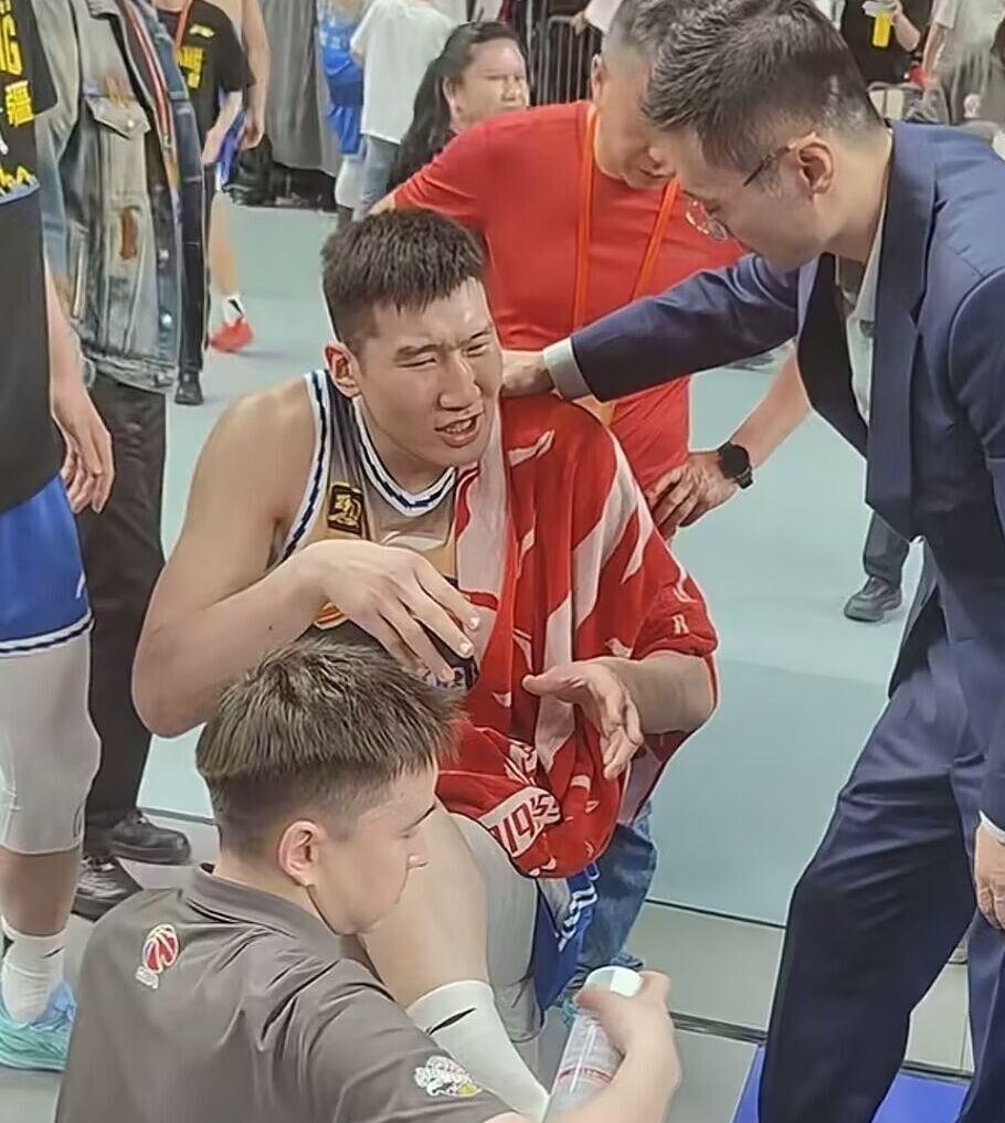 队医透露球员伤情状况，疑似有伤即缺席