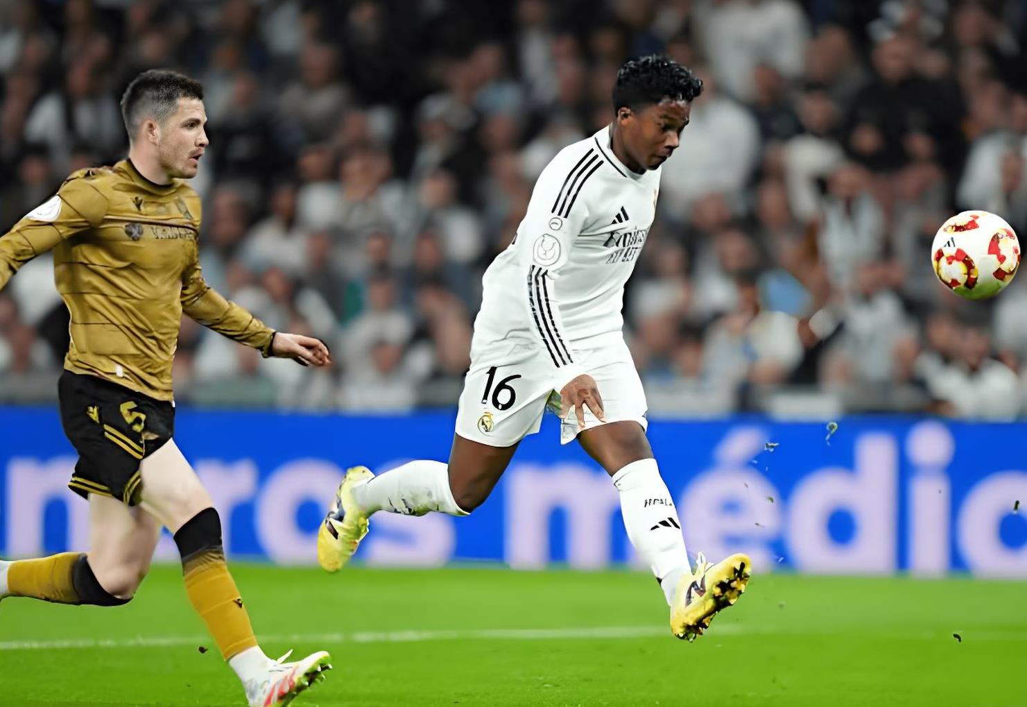 前锋射门技巧高超,球迷惊艳不已 前锋射门技巧高超,球迷惊艳不已