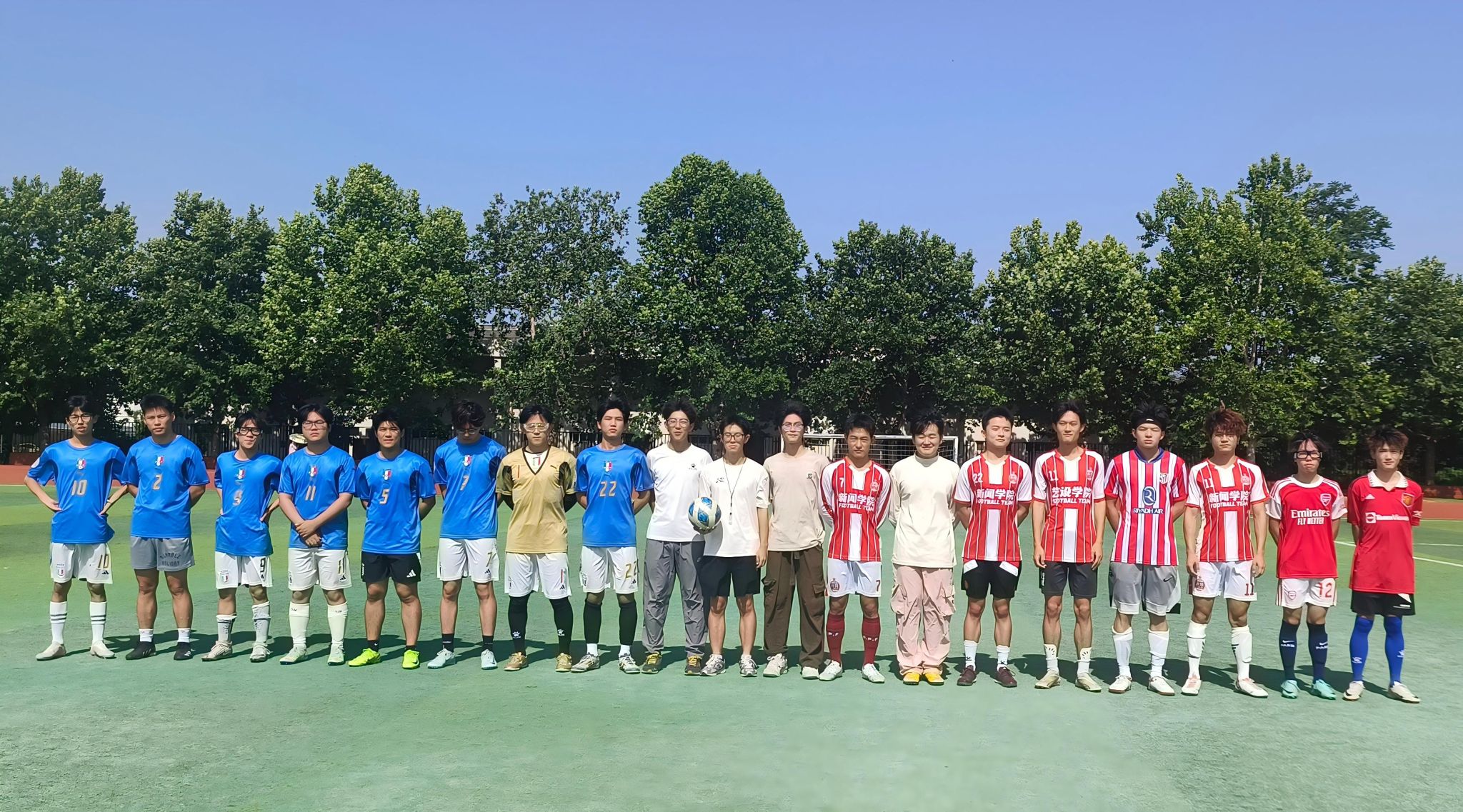 职业足球联赛各队斗志昂扬,态势紧张 职业足球联赛各队斗志昂扬,态势紧张