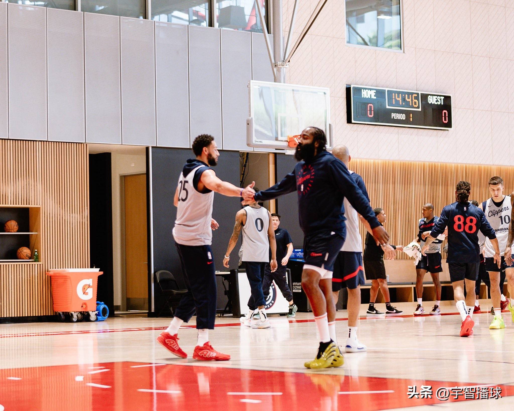 洛杉矶快船队球员集体训练备战,冲刺季后赛 洛杉矶快船队球员集体训练备战,冲刺季后赛