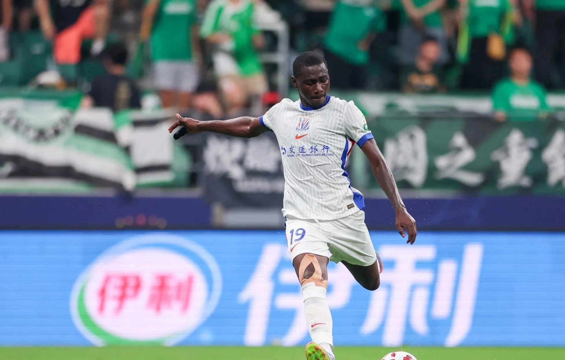 中场休息,球员调整体能,备战下半场 中场休息,球员调整体能,备战下半场