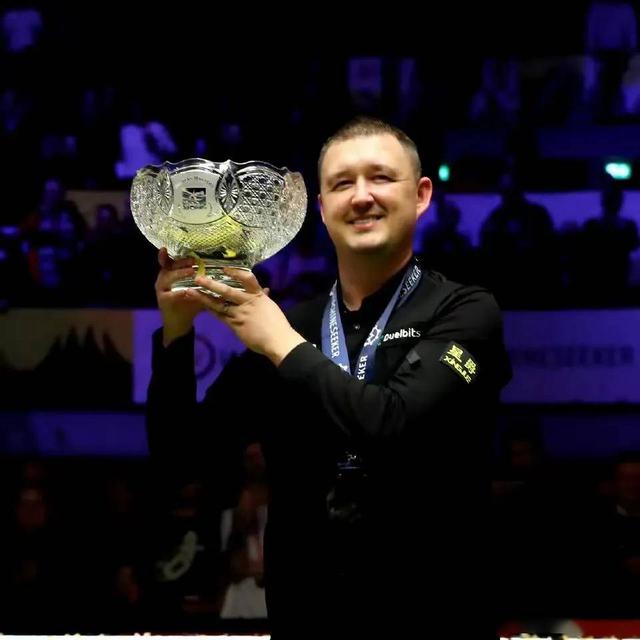 荷兰举重选手实现逆袭获得奖杯